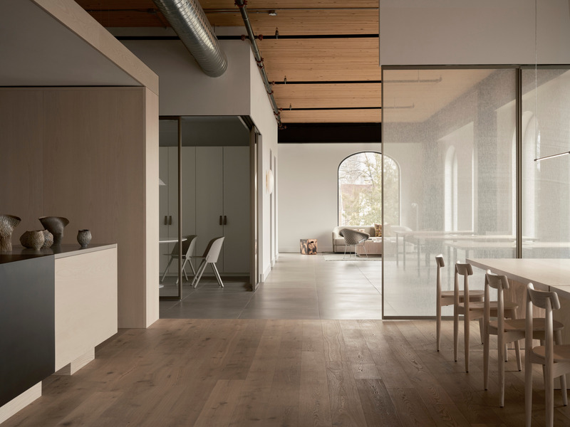 Dossier de presse | 6316-03 - Communiqué de presse | Downtown Film - Ashley Botten Design - Design d’intérieur commercial - <p>Centrally located, the kitchen has a false ceiling and side walls that frame it as a room within a room.</p><p><br></p> - Crédit photo : Patrick Biller