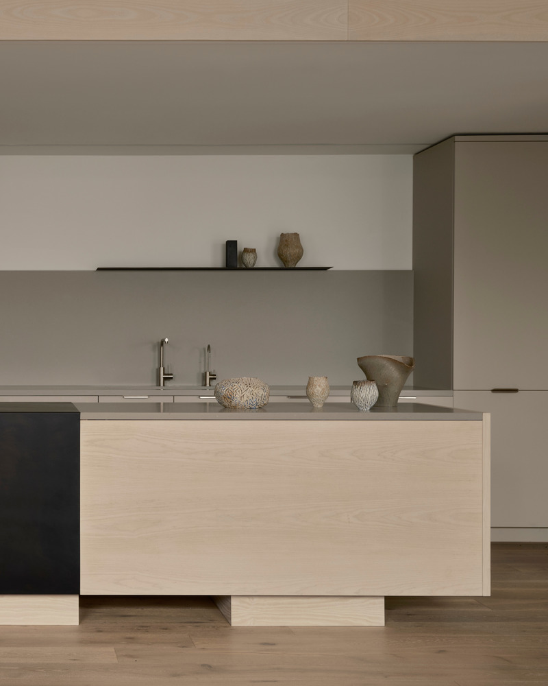 Dossier de presse | 6316-03 - Communiqué de presse | Downtown Film - Ashley Botten Design - Design d’intérieur commercial -  <p>When not in use, the ample island and matte-finish cabinetry transform into sculptural volumes, blending seamlessly with the office design and its overall caramel palette.</p>  - Crédit photo : Patrick Biller