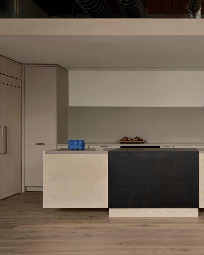 Dossier de presse | 6316-03 - Communiqué de presse | Downtown Film - Ashley Botten Design - Design d’intérieur commercial -  <p>A plate of blackened steel folds over one portion of the island adding another textural feature.</p><p> </p>  - Crédit photo : Patrick Biller