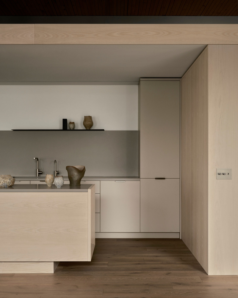 Dossier de presse | 6316-03 - Communiqué de presse | Downtown Film - Ashley Botten Design - Design d’intérieur commercial - Bleached oak finishes define the walls with concrete-hued composite used on the countertops.  - Crédit photo : Patrick Biller