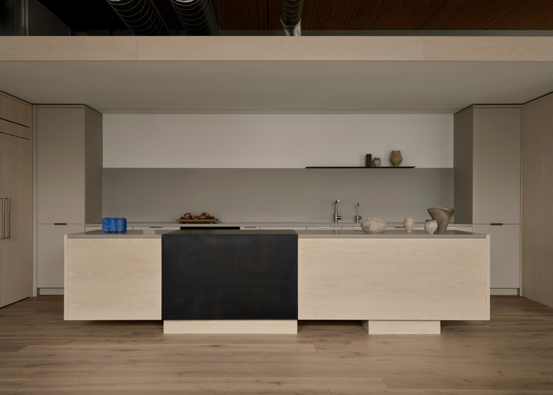 Dossier de presse | 6316-03 - Communiqué de presse | Downtown Film - Ashley Botten Design - Design d’intérieur commercial - <p>A generous kitchen reflects a work culture that values entertainment and social interaction as essential creative tools.</p> - Crédit photo : Patrick Biller
