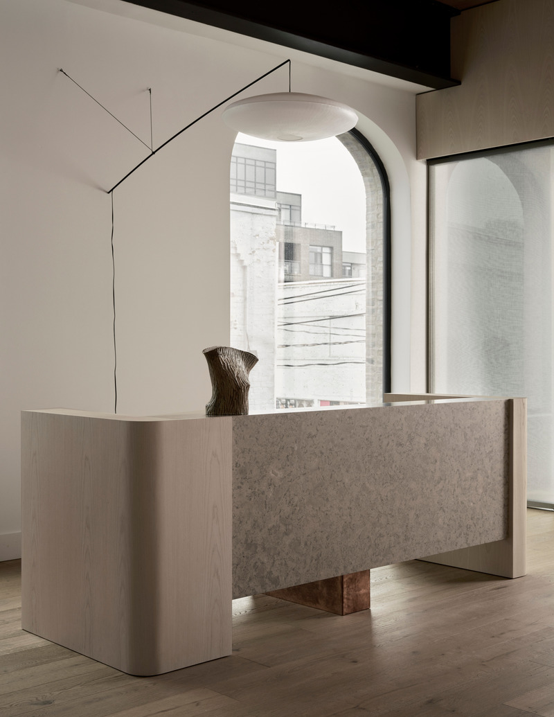 Dossier de presse | 6316-03 - Communiqué de presse | Downtown Film - Ashley Botten Design - Design d’intérieur commercial - The reception desk and seating area are located far from the studio entrance to allow visitors to be immersed in the environment while waiting. - Crédit photo : Patrick Biller