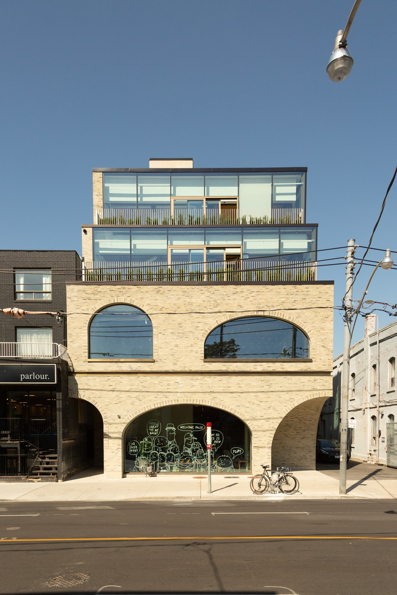 Dossier de presse | 6316-03 - Communiqué de presse | Downtown Film - Ashley Botten Design - Design d’intérieur commercial - A four-story retail and office development in Toronto, designed by Hariri Pontarini Architects for Hullmark. - Crédit photo : Hariri Pontarini Architects