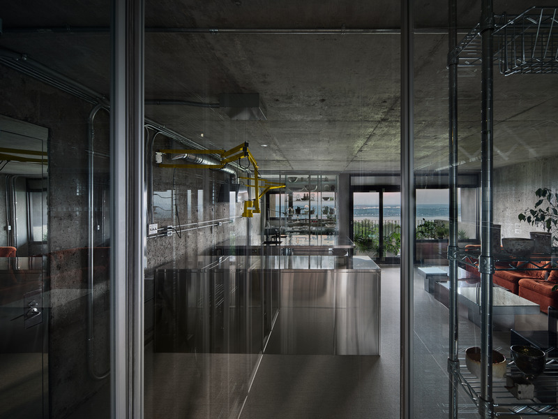 Press kit | 1010-20 - Press release | BRUJcabinet de curiosités - Studio Jean Verville architectes - Residential Architecture - Photo credit: Maxime Brouillet