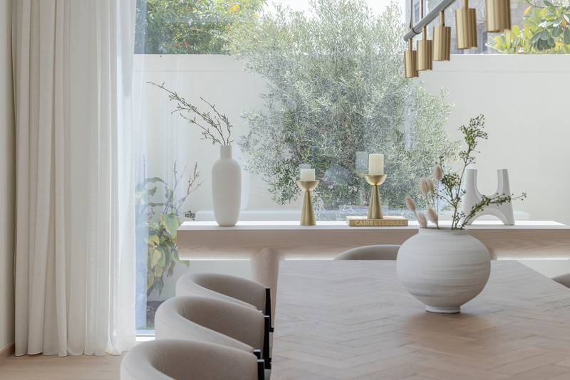 Press kit | 7534-02 - Press release | Modern Farmhouse Retreat at Jumeirah Golf Estates - GroundedDesign - Commercial Interior Design - Dining Area at Golf Estate Views Villa by GroundedDesign - Photo credit: Kelly Tooze