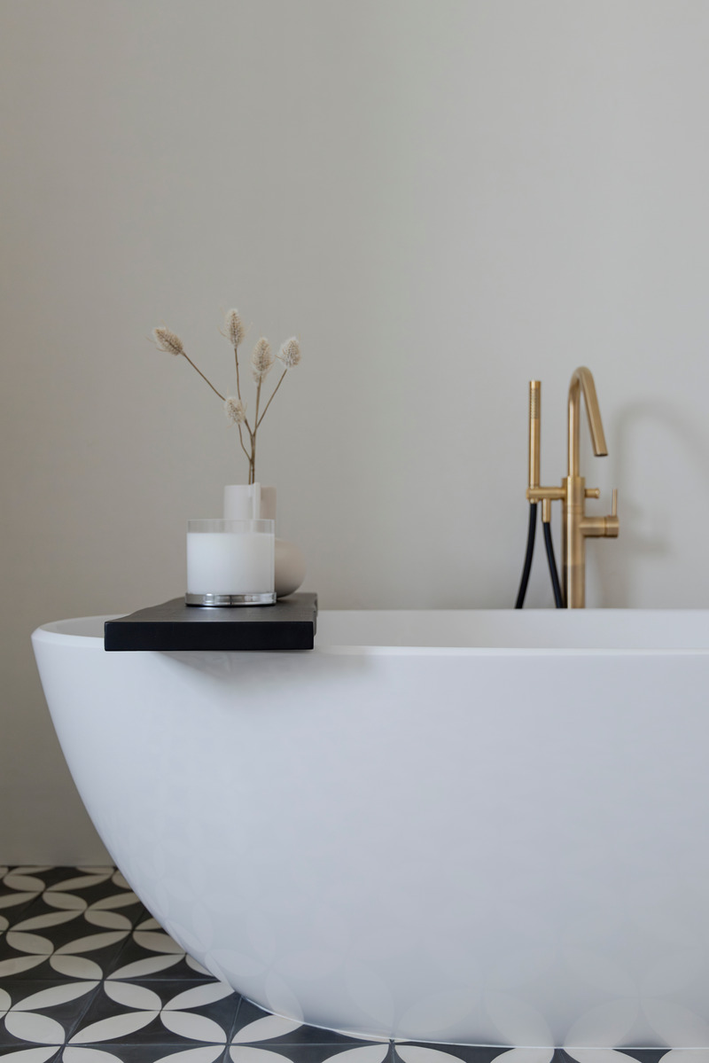 Press kit | 7534-02 - Press release | Modern Farmhouse Retreat at Jumeirah Golf Estates - GroundedDesign - Commercial Interior Design - Her Bathroom Bathtub detail at Golf Estate Views Villa by GroundedDesign - Photo credit: Kelly Tooze