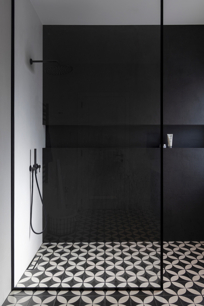 Press kit | 7534-02 - Press release | Modern Farmhouse Retreat at Jumeirah Golf Estates - GroundedDesign - Commercial Interior Design - His Bathroom at Golf Estate Views Villa by GroundedDesign - Photo credit: Kelly Tooze