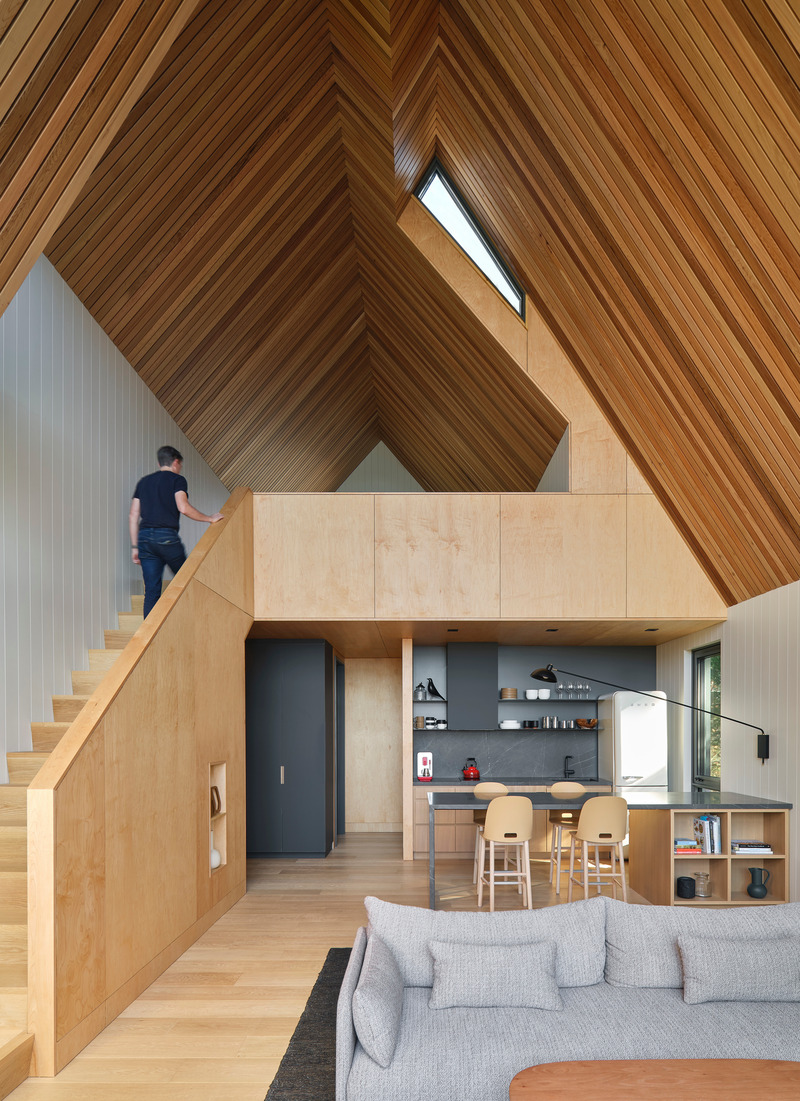 Dossier de presse | 1513-20 - Communiqué de presse | Bunkie on the Hill - Dubbeldam Architecture + Design - Architecture résidentielle - The vaulted roof maximizes space within the Bunkie’s small footprint, creating a spacious feel with a lofty ceiling that connects both levels. - Crédit photo : Riley Snelling