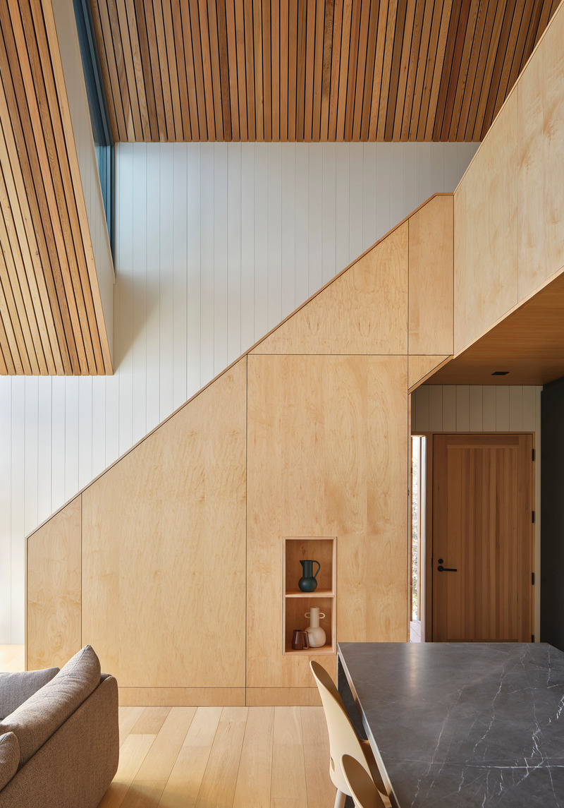 Dossier de presse | 1513-20 - Communiqué de presse | Bunkie on the Hill - Dubbeldam Architecture + Design - Architecture résidentielle - <p class="">A variety of wood species was used to differentiate the various planes in the space – white wallboard defines the interior perimeter walls, internal partitions and the stair are clad in maple plywood, and the ceiling is delineated by Western red cedar slats.</p> - Crédit photo : Riley Snelling