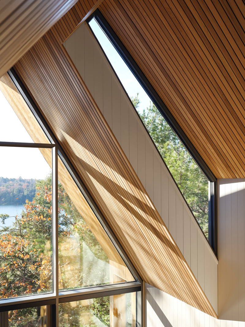 Dossier de presse | 1513-20 - Communiqué de presse | Bunkie on the Hill - Dubbeldam Architecture + Design - Architecture résidentielle - Geometric windows allow for curated views of the surrounding landscape and invite natural light to flood the interior, reflecting off the sharp roof angles and creating dramatic lines and shadows. - Crédit photo : Riley Snelling