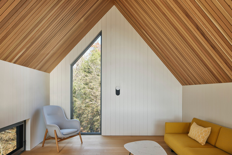 Dossier de presse | 1513-20 - Communiqué de presse | Bunkie on the Hill - Dubbeldam Architecture + Design - Architecture résidentielle - The upper loft incorporates a pull-out bed, providing extra space for sleeping. Unique windows throughout the Bunkie allow for curated views of the surrounding landscape. - Crédit photo : Riley Snelling