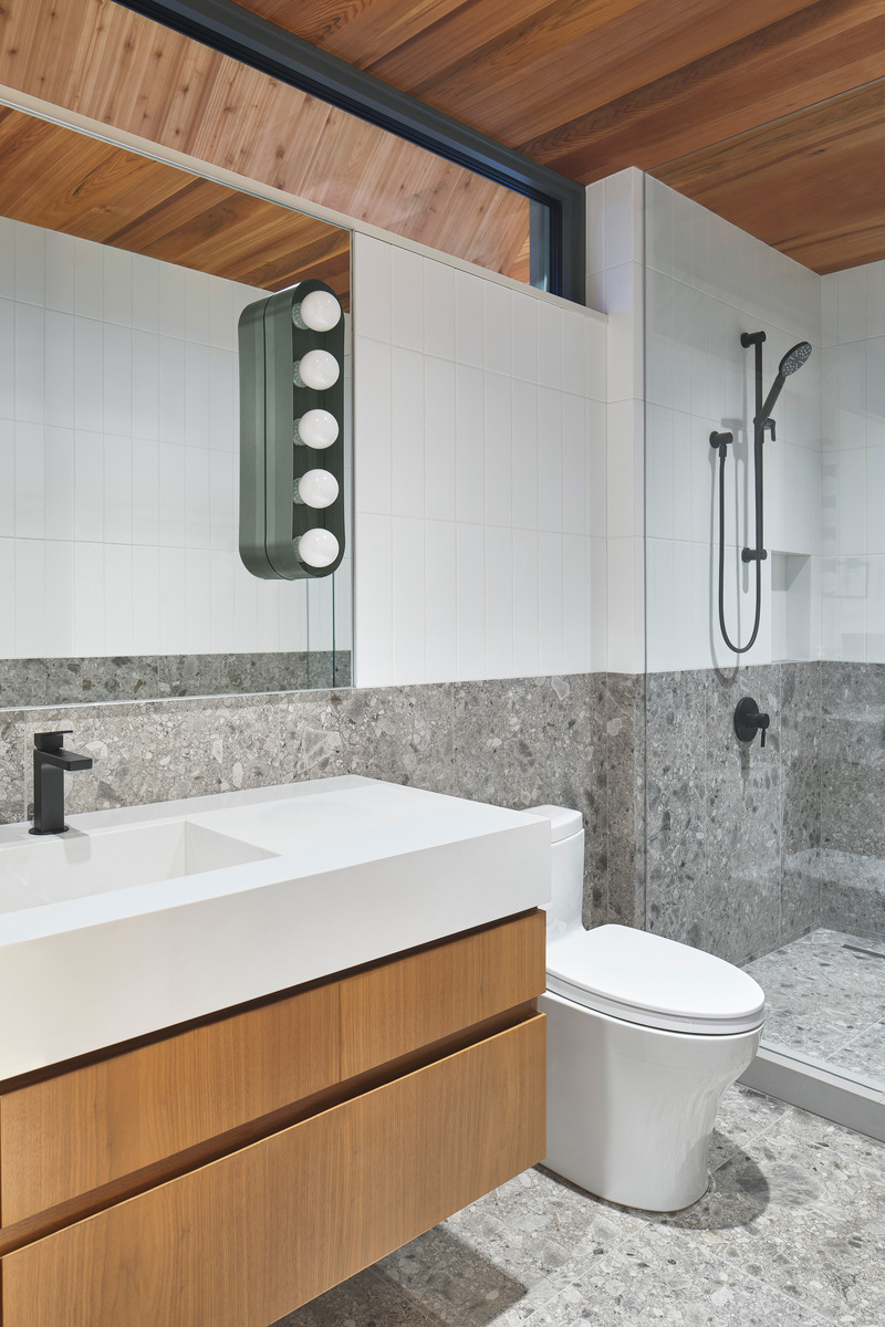 Dossier de presse | 1513-20 - Communiqué de presse | Bunkie on the Hill - Dubbeldam Architecture + Design - Architecture résidentielle -   Bunkie on the Hill - Bathroom - Crédit photo : Riley Snelling