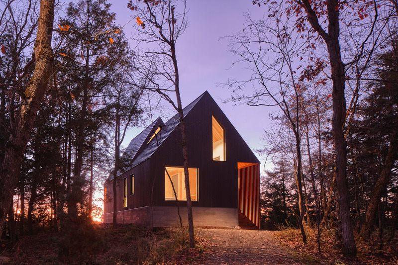 Dossier de presse | 1513-20 - Communiqué de presse | Bunkie on the Hill - Dubbeldam Architecture + Design - Architecture résidentielle - Bunkie on the Hill - Front Elevation at Dusk - Crédit photo : Riley Snelling