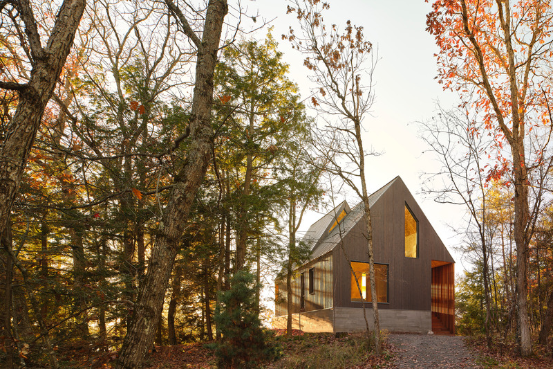 Dossier de presse | 1513-20 - Communiqué de presse | Bunkie on the Hill - Dubbeldam Architecture + Design - Architecture résidentielle - Bunkie on the Hill - Front Elevation at Dusk - Crédit photo : Riley Snelling
