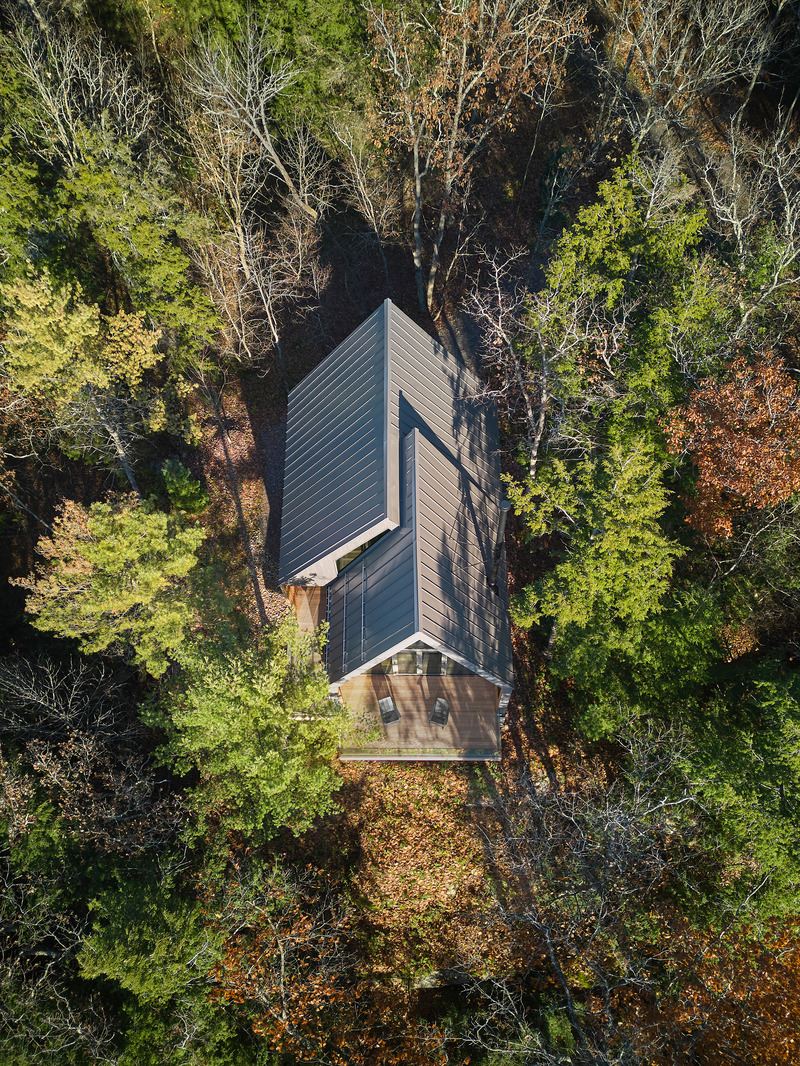 Dossier de presse | 1513-20 - Communiqué de presse | Bunkie on the Hill - Dubbeldam Architecture + Design - Architecture résidentielle - <p>Bunkie on the Hill - Aerial View</p> - Crédit photo : Riley Snelling