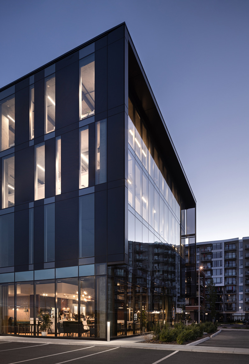 Dossier de presse | 2263-04 - Communiqué de presse | Briser les stéréotypes : le 1500 rue Métivier - Anne Carrier Architectes - Architecture commerciale - Crédit photo : Stéphane Groleau