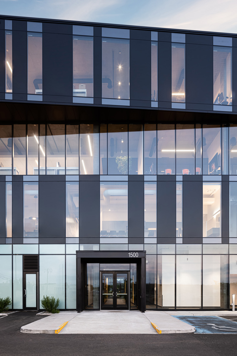 Dossier de presse | 2263-04 - Communiqué de presse | Briser les stéréotypes : le 1500 rue Métivier - Anne Carrier Architectes - Architecture commerciale - Crédit photo : Stéphane Groleau