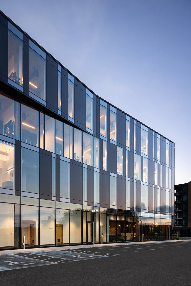 Dossier de presse | 2263-04 - Communiqué de presse | Briser les stéréotypes : le 1500 rue Métivier - Anne Carrier Architectes - Architecture commerciale - Crédit photo : Stéphane Groleau