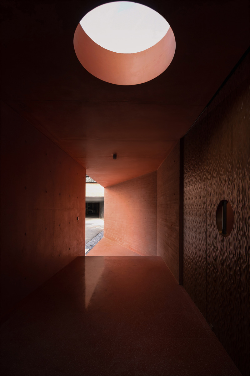 Press kit | 5090-02 - Press release | Red Box - Mix Architecture - Commercial Architecture - Entrance space - Photo credit: Arch Nango