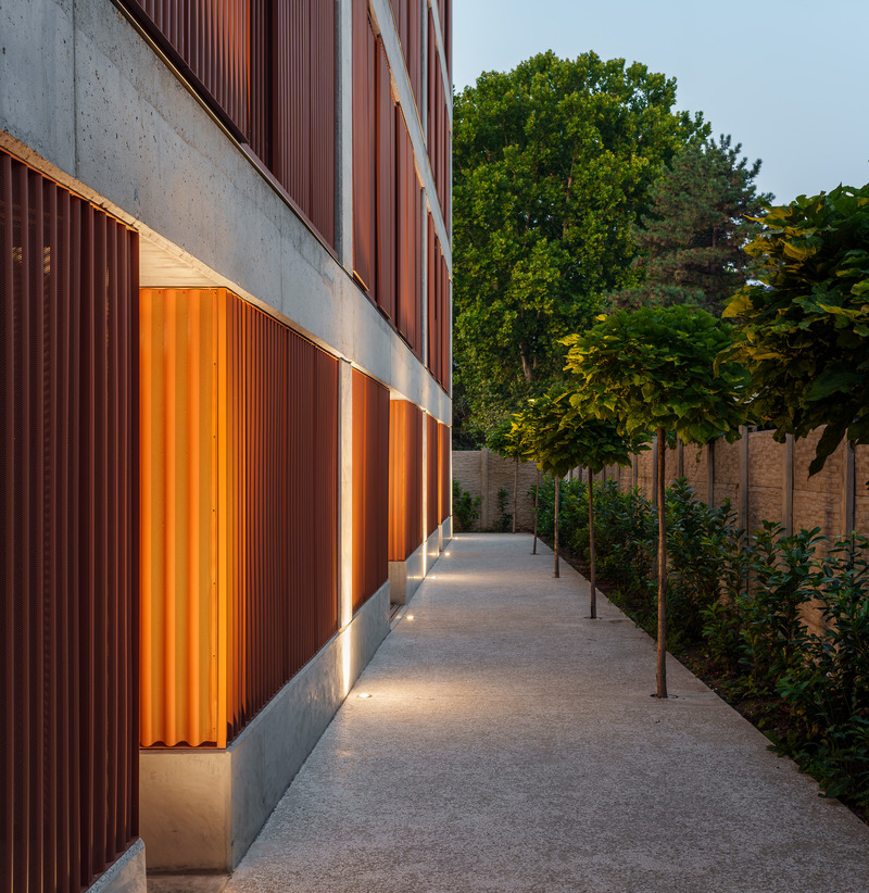 Dossier de presse | 7567-01 - Communiqué de presse | Skew House - Danilo Dangubic Architects - Architecture résidentielle - Passage - evening view - Crédit photo : Miloš Martinović
