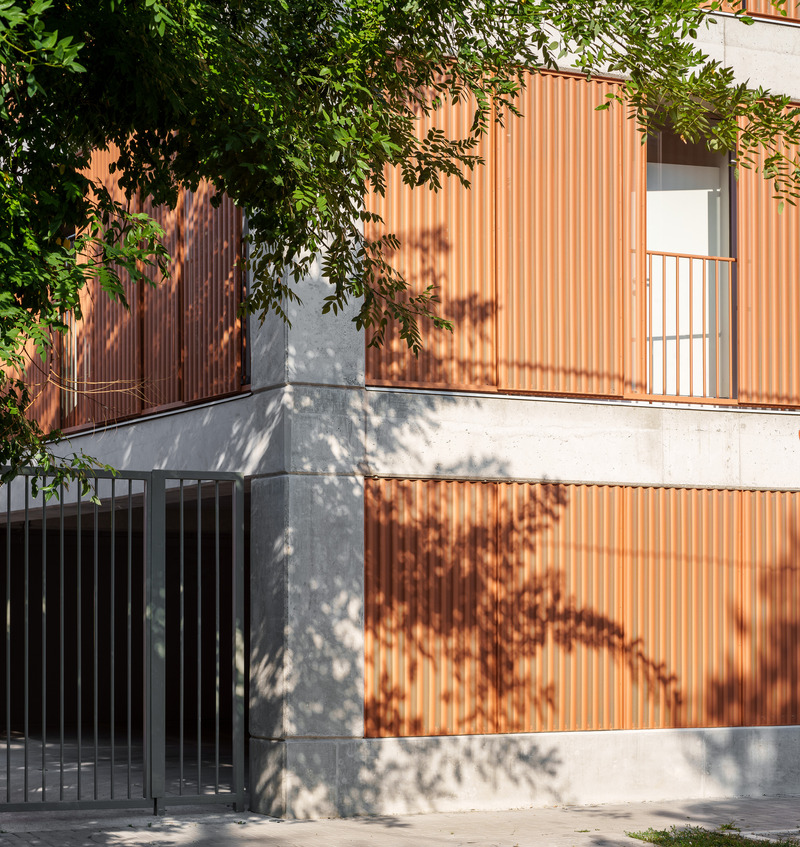 Dossier de presse | 7567-01 - Communiqué de presse | Skew House - Danilo Dangubic Architects - Architecture résidentielle - Building entrance - Crédit photo : Miloš Martinović