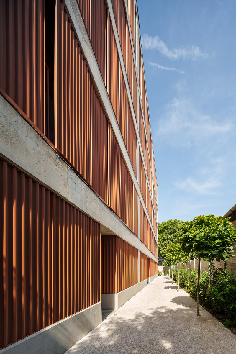 Dossier de presse | 7567-01 - Communiqué de presse | Skew House - Danilo Dangubic Architects - Architecture résidentielle - Passage - day view - Crédit photo : Miloš Martinović