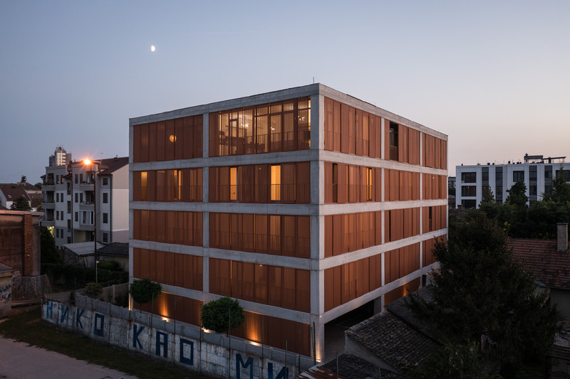 Dossier de presse | 7567-01 - Communiqué de presse | Skew House - Danilo Dangubic Architects - Architecture résidentielle - Areal view of the building - Crédit photo : Miloš Martinović