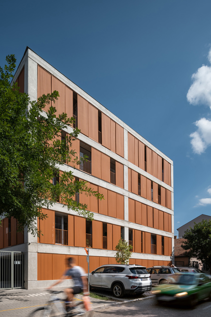 Dossier de presse | 7567-01 - Communiqué de presse | Skew House - Danilo Dangubic Architects - Architecture résidentielle - Street facade view - Crédit photo : Ilya Ivanov