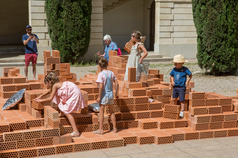 Dossier de presse | 982-55 - Communiqué de presse | Festival des Architectures Vives 2024 - Association Champ Libre - Architecture de paysage -  <p>À VOS BRIQUES !</p><p>Marine MANCHON </p>  - Crédit photo : photoarchitectures.com