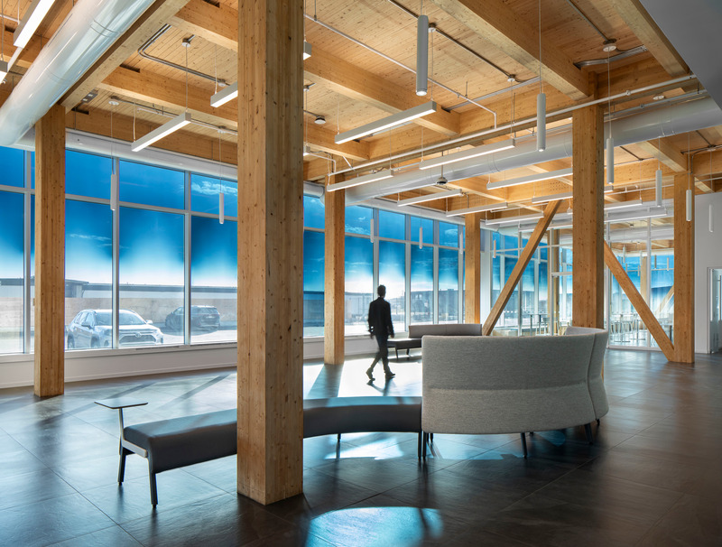 Dossier de presse | 916-19 - Communiqué de presse | Un centre de traitement informatique de haute performance signé MSDL Architectes - Menkès Shooner Dagenais LeTourneux Architectes - Design d’intérieur commercial - Crédit photo :  Stéphane Brügger 