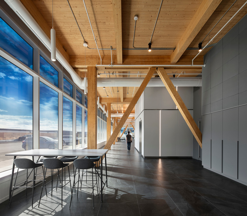 Dossier de presse | 916-19 - Communiqué de presse | Un centre de traitement informatique de haute performance signé MSDL Architectes - Menkès Shooner Dagenais LeTourneux Architectes - Design d’intérieur commercial - Crédit photo :  Stéphane Brügger 