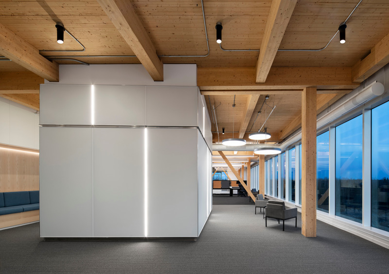 Dossier de presse | 916-19 - Communiqué de presse | Un centre de traitement informatique de haute performance signé MSDL Architectes - Menkès Shooner Dagenais LeTourneux Architectes - Design d’intérieur commercial - Crédit photo :  Stéphane Brügger 