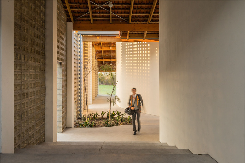 Dossier de presse | 7556-01 - Communiqué de presse | Architectural Innovation Meets Education at Calling Academy Stellenbosch - SALT Architects - Architecture institutionnelle - Threshold and Circulation space beyond screen wall - Crédit photo : Southland Photography - David Savage