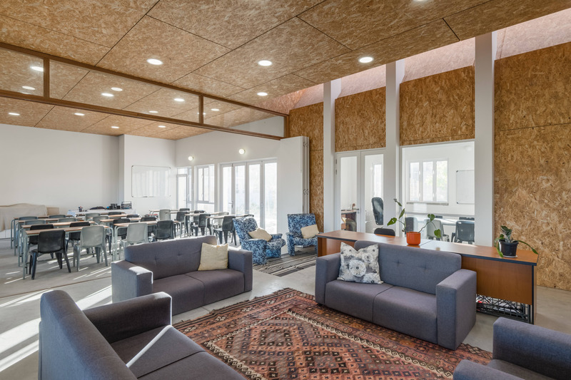 Dossier de presse | 7556-01 - Communiqué de presse | Architectural Innovation Meets Education at Calling Academy Stellenbosch - SALT Architects - Architecture institutionnelle - Staff room and classroom combined into venue space - Crédit photo : Southland Photography - David Savage