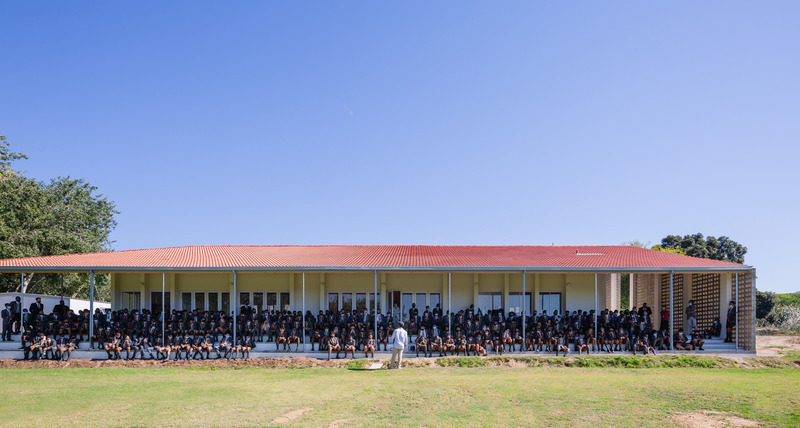 Dossier de presse | 7556-01 - Communiqué de presse | Architectural Innovation Meets Education at Calling Academy Stellenbosch - SALT Architects - Architecture institutionnelle - Southern terrace as assembly space - Crédit photo : Nudge Studio