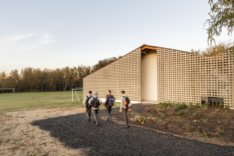 Dossier de presse | 7556-01 - Communiqué de presse | Architectural Innovation Meets Education at Calling Academy Stellenbosch - SALT Architects - Architecture institutionnelle - Entrance through screen wall - Crédit photo : Southland Photography - David Savage