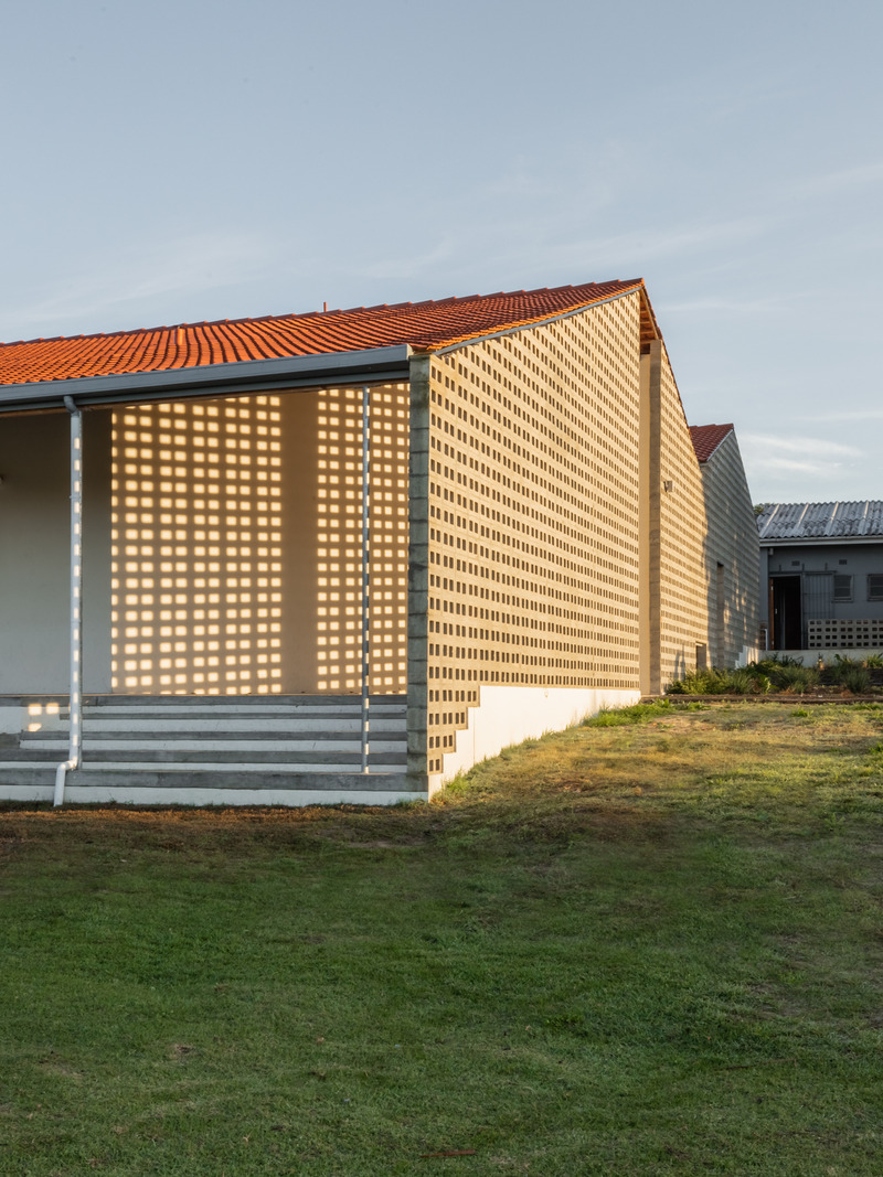 Dossier de presse | 7556-01 - Communiqué de presse | Architectural Innovation Meets Education at Calling Academy Stellenbosch - SALT Architects - Architecture institutionnelle - Morning sunlight  - Crédit photo : Southland Photography - David Savage