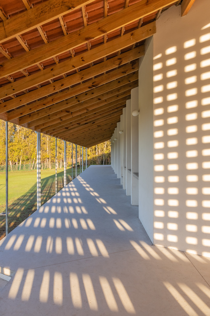 Dossier de presse | 7556-01 - Communiqué de presse | Architectural Innovation Meets Education at Calling Academy Stellenbosch - SALT Architects - Architecture institutionnelle - Wide Southern terrace  - Crédit photo : Southland Photography - David Savage