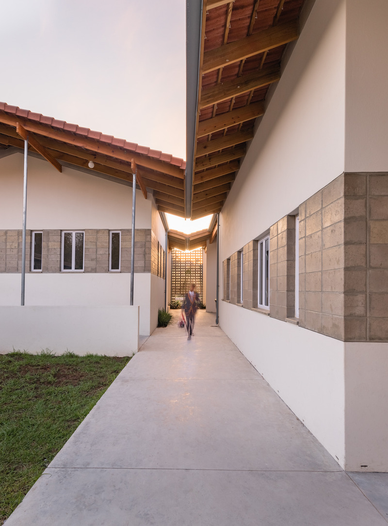 Dossier de presse | 7556-01 - Communiqué de presse | Architectural Innovation Meets Education at Calling Academy Stellenbosch - SALT Architects - Architecture institutionnelle - Covered walkway between classes - Crédit photo : Southland Photography - David Savage