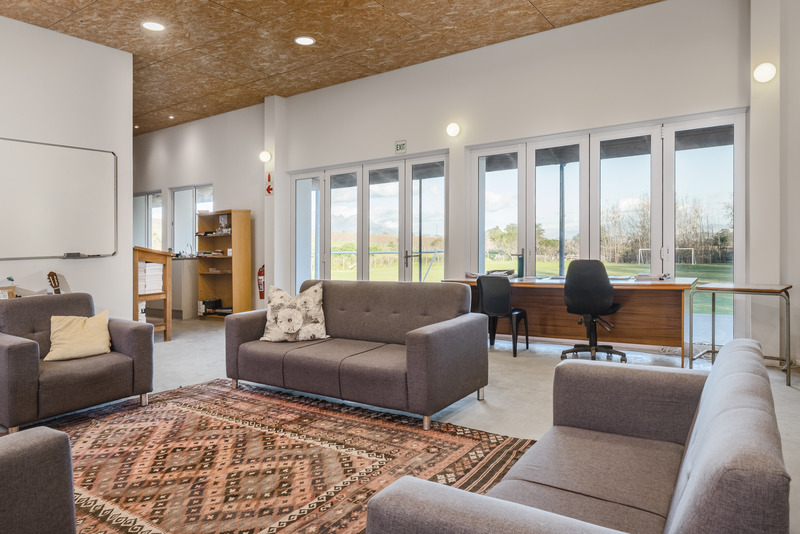 Dossier de presse | 7556-01 - Communiqué de presse | Architectural Innovation Meets Education at Calling Academy Stellenbosch - SALT Architects - Architecture institutionnelle - Staff Room - Crédit photo : Southland Photography - David Savage