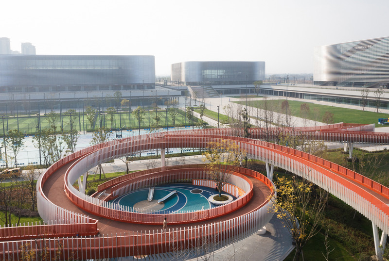 Dossier de presse | 7554-01 - Communiqué de presse | Dong‘an Lake Sports Park Bridge for the Chengdu FISU World University Games - Atelier-Sizhou (四周建筑) - Architecture de paysage - Corridor center and children playground - Crédit photo : Arch-Exist
