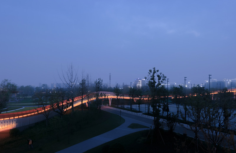 Dossier de presse | 7554-01 - Communiqué de presse | Dong‘an Lake Sports Park Bridge for the Chengdu FISU World University Games - Atelier-Sizhou (四周建筑) - Architecture de paysage - Night view - Crédit photo : Arch-Exist