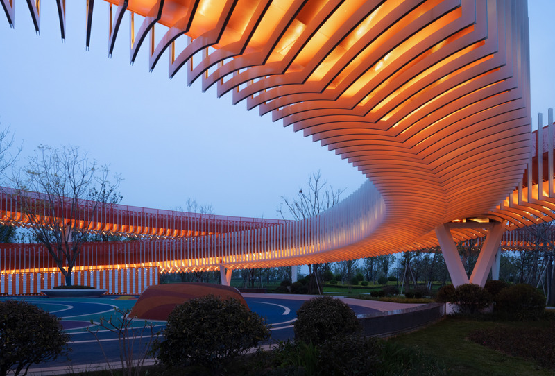 Dossier de presse | 7554-01 - Communiqué de presse | Dong‘an Lake Sports Park Bridge for the Chengdu FISU World University Games - Atelier-Sizhou (四周建筑) - Architecture de paysage - Night view - Crédit photo : Arch-Exist