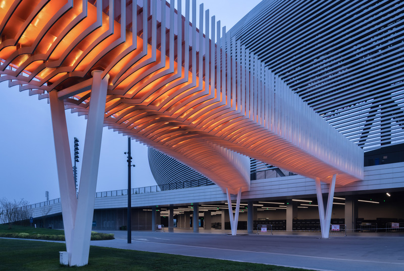 Dossier de presse | 7554-01 - Communiqué de presse | Dong‘an Lake Sports Park Bridge for the Chengdu FISU World University Games - Atelier-Sizhou (四周建筑) - Architecture de paysage - Night view - Crédit photo : Arch-Exist