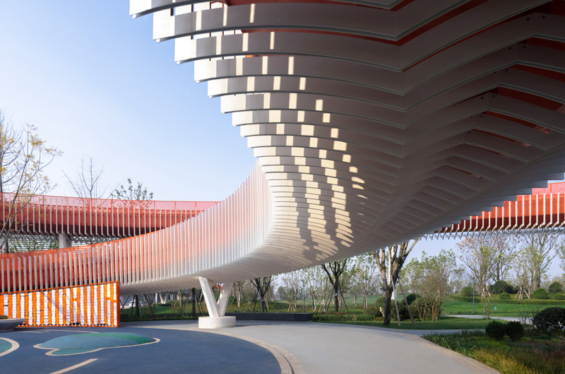 Dossier de presse | 7554-01 - Communiqué de presse | Dong‘an Lake Sports Park Bridge for the Chengdu FISU World University Games - Atelier-Sizhou (四周建筑) - Architecture de paysage - Space under the corridor  - Crédit photo : Arch-Exist