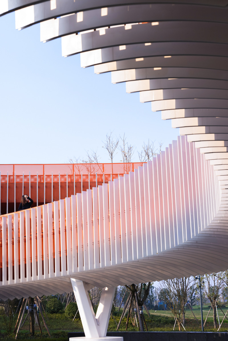 Dossier de presse | 7554-01 - Communiqué de presse | Dong‘an Lake Sports Park Bridge for the Chengdu FISU World University Games - Atelier-Sizhou (四周建筑) - Architecture de paysage - Corridor volume  - Crédit photo : Arch-Exist