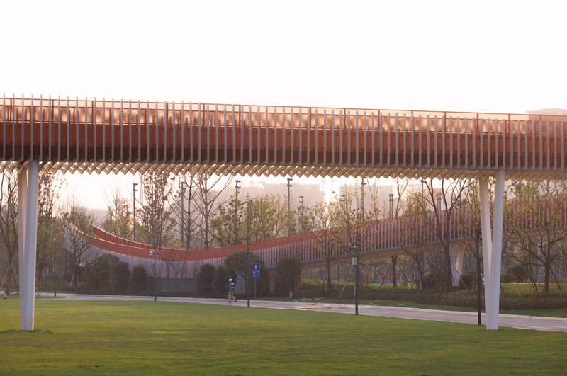Dossier de presse | 7554-01 - Communiqué de presse | Dong‘an Lake Sports Park Bridge for the Chengdu FISU World University Games - Atelier-Sizhou (四周建筑) - Architecture de paysage - Corridor volume - Crédit photo : Arch-Exist