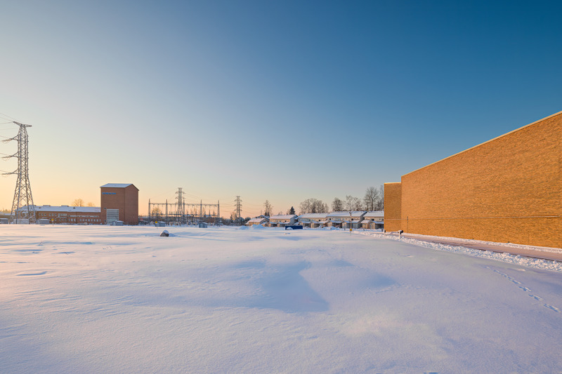 Dossier de presse | 5706-02 - Communiqué de presse | Tammisto Electricity Substation - Kivinen Rusanen Architects - Architecture industrielle - Site view facing South. The new substation is on the right, and the old, former substation is on the left. - Crédit photo : Tuomas Kivinen