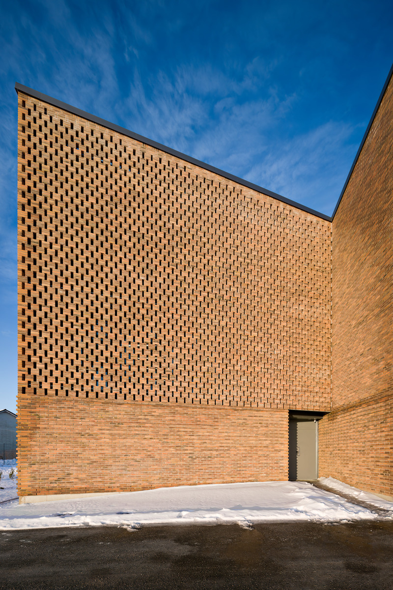 Dossier de presse | 5706-02 - Communiqué de presse | Tammisto Electricity Substation - Kivinen Rusanen Architects - Architecture industrielle - The South Section of the new substation building, with the main entrance at the corner of the two facades - Crédit photo : Tuomas Kivinen