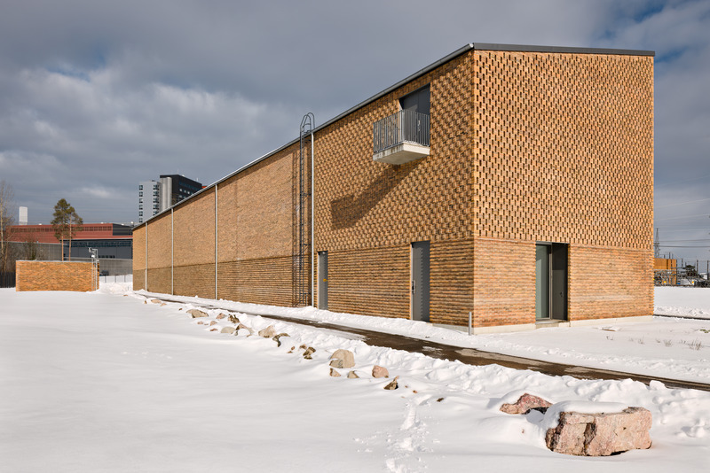 Dossier de presse | 5706-02 - Communiqué de presse | Tammisto Electricity Substation - Kivinen Rusanen Architects - Architecture industrielle - View of the new substation building from the Southwest - Crédit photo : Tuomas Kivinen